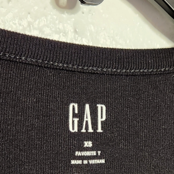 GAP 4-Button V-Neck Top - Picture 3 of 4